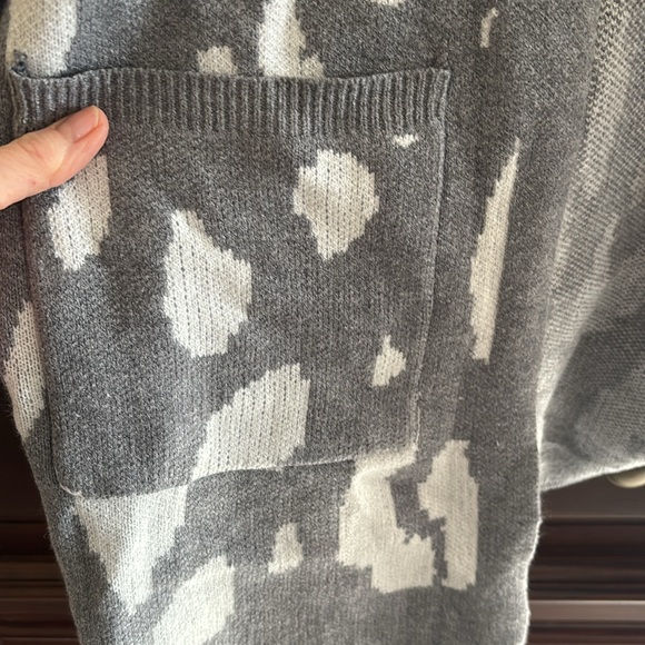 Large gray print open front cardigan NWT very soft - Picture 3 of 6